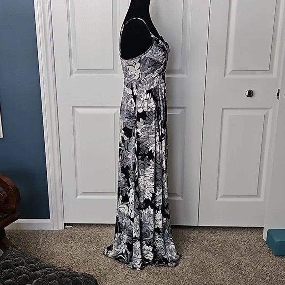 Elegant Black and White Floral Maxi Dress - Picture 3 of 10